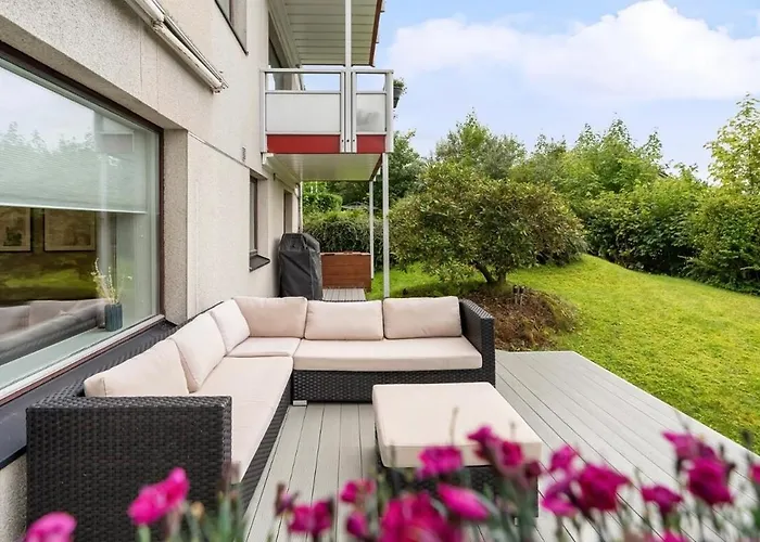 Elegant In Bergen- Private Outdoor Patio And Free Parking Apartment